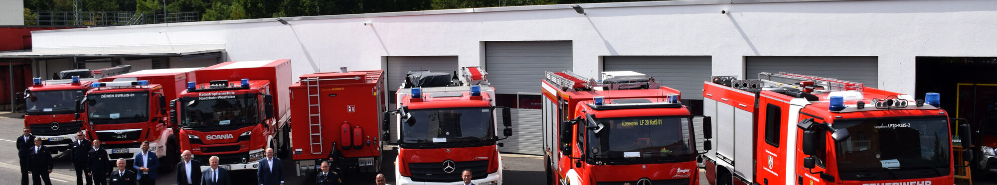 Diese Fahrzeuge sorgen für zusätzliche Sicherheit im Kreis Düren: Fünf Löschfahrzeuge, ein Anhänger für die Notstromversorgung und ein Zugfahrzeug wurden daher gerne von Landrat Wolfgang Spelthahn in Empfang genommen.