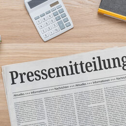 Zeitung mit der Headline Pressemitteilung