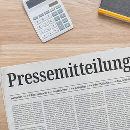 Zeitung mit der Headline Pressemitteilung