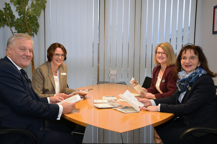 Landrat Wolfgang Spelthahn, Ulrike Breuer, Anja Kaldenbach und Elke Ricken-Melchert vom Amt für Demografie, Kinder, Jugend, Familie und Senioren (v.l.) präsentieren den neuen Wegweiser für Seniorinnen und Senioren.