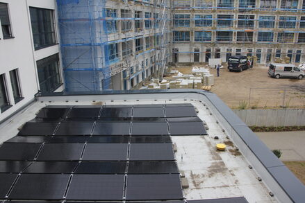 Die PV-Anlage auf dem Dach des Kreishauses Jülich von oben: Unauffällig und der Umgebung angepasst.