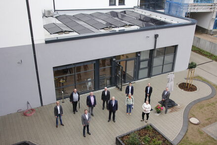 Landrat Wolfgang Spelthahn (vorne, 2. v. l.) vor der Kreishaus-Geschäftsstelle in Jülich. Auf dem Dach die große Photovoltaikanlage, die für eine umweltfreundliche Stromgewinnung sorgt.