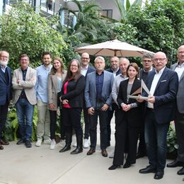 Die Jury des „AC²-Innovationspreis Region Aachen 2024“: Innovationsexpert:innen, Geschäftsführer:innen und Repräsentant:innen aus Wissenschaft und Wirtschaft der Region Aachen mit dem stellvertretenden Juryvorsitzenden Peter Kaptain, Allgemeiner Vertreter des Landrats des Kreises Düren (mit Innovationspreisskulptur)