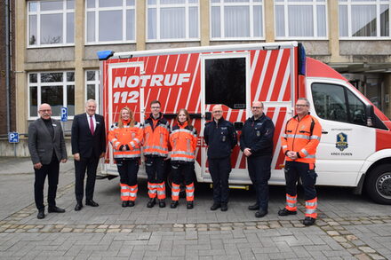 Gruppenbild vor dem Krankenwagen