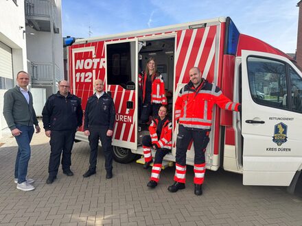 Gruppenbild vor dem Rettungswagen