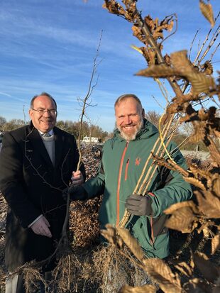 Landrat Dr. Ralf Nolten verteilte am Samstag (22. November) gemeinsam mit vielen Mitarbeitenden des Kreises und freiwilligen Helfern die beantragten Bäume und Sträucher in Jülich. Auch Andreas Sandvoß aus Aldenhoven (r.) hat ein paar Pflanzen abgeholt.