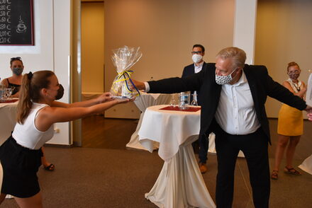 Korrekte Präsentübergabe in Corona-Zeiten: Abstand halten und Maske tragen.