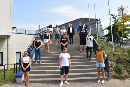 Landrat Wolfgang Spelthahn freut sich, dass elf der zwölf staatlich anerkannten Erzieherinnen und Erzieher dem Kita-Träger Kreismäuse AöR erhalten bleiben.