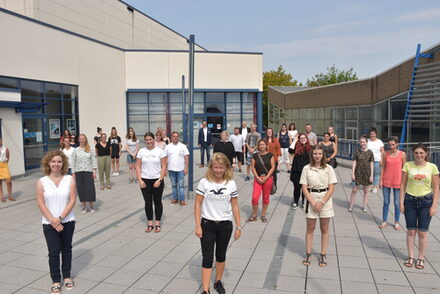 Diese 32 Nachwuchskräfte steigen beim Kita-Träger Kreismäuse ins Berufsleben ein.