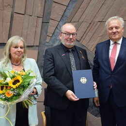 Gruppenbild mit Landrat und Auszeichnungsträger