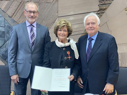 Gruppenbild mit Bundesverdienstkreuz