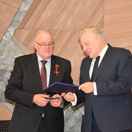 Im Namen des Bundespräsidenten überreichte Landrat Wolfgang Spelthahn (r.) Franz-Wilhelm Erasmi das Bundesverdienstkreuz für dessen vorbildliches ehrenamtliches Engagement. Foto: Kreis Düren