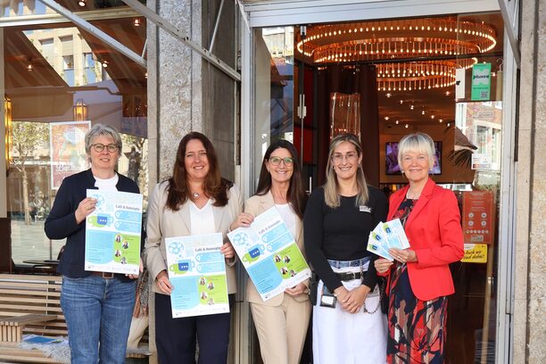 Freuen sich auf gute Gespräche: Birgitt van Megeren, Kompetenzzentrum Frau und Beruf Region Aachen, Birgit Müller-Langohr und Elke Mehl, Wirtschaftsförderung Kreis Düren ,Desirée Campisi, Café Extrablatt und Andrea Hilger, Agentur für Arbeit Aachen-Düren (v.l.). Foto: Arbeitsagentur Aachen-Düren