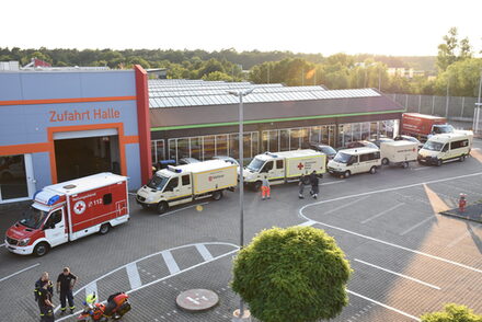 Bild zeigt Fahrzeuge der Hilfsorganisationen.