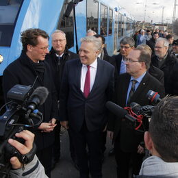 Großer Medienrummel bei der Präsentation des ersten Wasserstoffzuges im Kreis Düren: Landrat Wolfgang Spelthahn (3. v. l.) mit NRW-Verkehrsminister Hendrik Wüst, Alstom-Geschäftsführer Burkhard Reuter und dem Landtagsabgeordneten Dr. Ralf Nolten (v. l.). Fotos: Kreis Düren