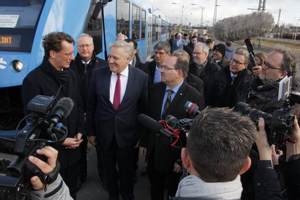 Großer Medienrummel bei der Präsentation des ersten Wasserstoffzuges im Kreis Düren: Landrat Wolfgang Spelthahn (3. v. l.) mit NRW-Verkehrsminister Hendrik Wüst, Alstom-Geschäftsführer Burkhard Reuter und dem Landtagsabgeordneten Dr. Ralf Nolten (v. l.). Fotos: Kreis Düren