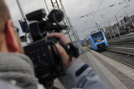 Der Zug kommt: Einfahrt des Alstom-Wasserstoffzuges im Dürener Bahnhof.