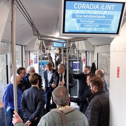 Landrat Wolfgang Spelthahn im Gespräch mit Bürgern, die seiner Einladung gefolgt waren, an Testfahrten mit einem innovativen Wasserstoffzug teilzunehmen.