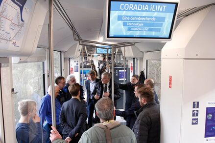 Landrat Wolfgang Spelthahn im Gespräch mit Bürgern, die seiner Einladung gefolgt waren, an Testfahrten mit einem innovativen Wasserstoffzug teilzunehmen.