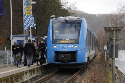 Der Wasserstoffzug der Firma Alstom, hier beim Halt in Obermaubach.