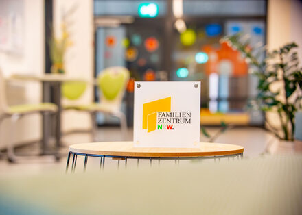 Schild Familienzentrum in Kitaraum