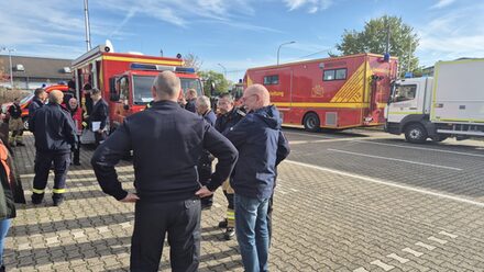 Gesprächssituation beim Feuerwehrgelände
