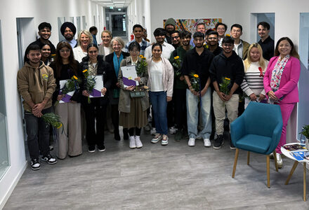 Die ersten Absolventinnen und Absolventen des Bachelor-Studienganges Cyber Sicherheit nahmen in der FHM in Düren ihre Zeugnisse entgegen.