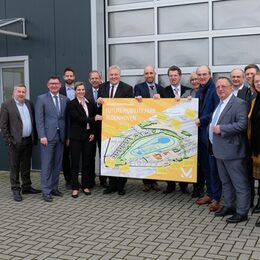 Die Vertreter des Kreises Düren und der RWTH haben die "Future Mobility Park GmbH" gegründet, um das Umfeld ihres Aldenhoven Testing Centers zu entwickeln. Landrat Wolfgang Spelthahn (6.v.l.) wurde zum Aufsichts- und Beiratsvorsitzenden gewählt. Stellvertretender Aufsichtsratschef ist RWTH-Rektor Prof. Ulrich Rüdiger (6.v.r.). Foto: Peter Moers/Future Mobility Park