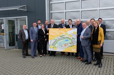 Die Vertreter des Kreises Düren und der RWTH haben die "Future Mobility Park GmbH gegründet, um das Umfeld ihres Aldenhoven Testing Centers zu entwickeln. Landrat Wolfgang Spelthahn (6.v.l.) wurde zum Aufsichts- und Beiratsvorsitzenden gewählt. Stellvertretender Aufsichtsratschef ist RWTH-Rektor Prof. Ulrich Rüdiger (6.v.r.). Foto: Peter Moers/Future Mobility Park