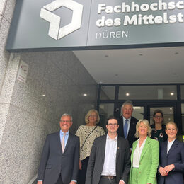 Gruppenbild vor der FHM