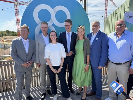 Gruppenbild vor dem Grundstein