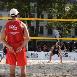 Volleyballer auf dem Feld von hinten