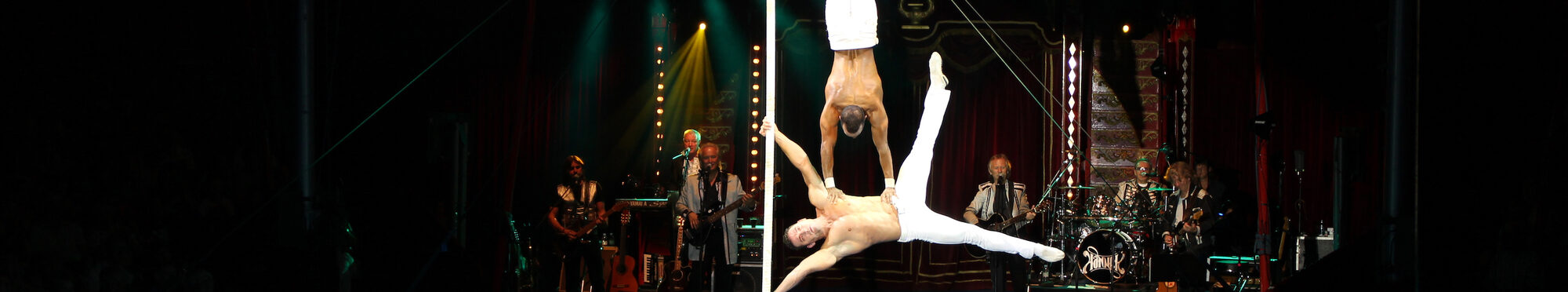 Mit einer nagelneuen Show zum Jubiläum präsentieren sich die Höhner und viele hochkarätige Akrobaten in Düren. Foto: © Höhner Roncalli GbR