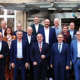 Erstes Treffen der Bürgermeister mit Landrat Dr. Ralf Nolten (vorne Mitte) und den Dezernentinnen und Dezernenten des Kreises Düren.