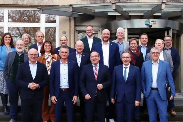 Erstes Treffen der Bürgermeister mit Landrat Dr. Ralf Nolten (vorne Mitte) und den Dezernentinnen und Dezernenten des Kreises Düren.