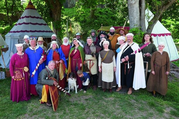 Menschen in Rittergewändern