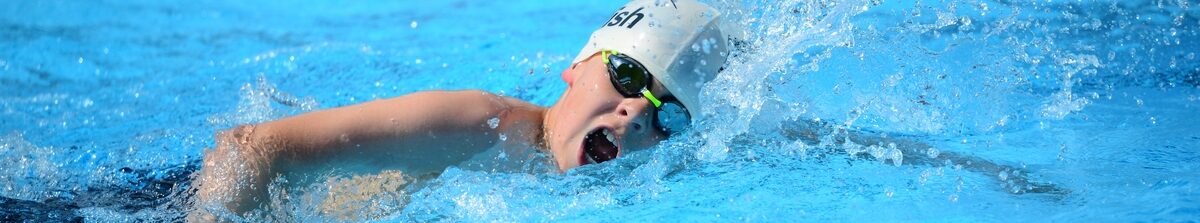 Schwimmende Kinder im Wasser