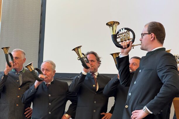 Männer spielen Jagdhorn