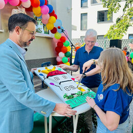 Feierlicher Anschnitt der Torte: Mit dabei Christoph Siebertz (l.), Kita-Leiterin Melanie Wienands (r.) und Bürgermeister Ingo Eßer (Mitte).