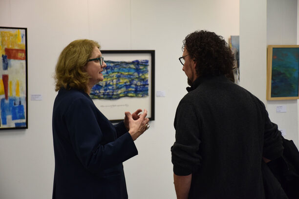Direktorin der Kunstakademie Heimbach, Luzia Schlösser (l.), im Gespräch bei der Eröffnung der Jahresgaben.