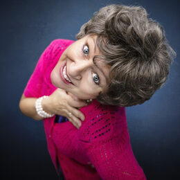 Kabarettistin Lioba Albus ist am 13. März 2026 in Düren zu Gast.