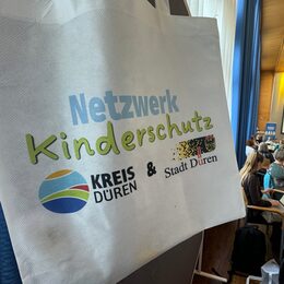 Netzwerktasche im Vordergrund