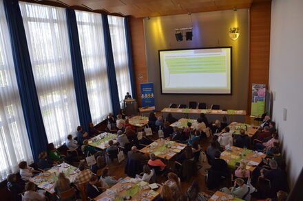 Blick von oben auf die Teilnehmer im Netzwerktreffen