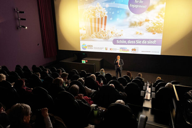 Landrat Dr. Ralf Nolten bedankte sich bei den vielen Ehrenamtlerinnen und Ehrenamtlern im Lumen-Kino in Düren für ihr ehrenamtliches Engagement.