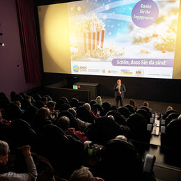 Landrat Dr. Ralf Nolten bedankte sich bei den vielen Ehrenamtlerinnen und Ehrenamtlern im Lumen-Kino in Düren für ihr ehrenamtliches Engagement.