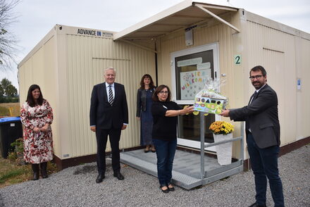 Bürgermeister Joachim Kunth (r.) überreichte Kita-Leiterin Josefa Schleich ein Präsent für die 15 Kinder der neuen Kreismäuse-Kita "Mäusebande". Landrat Wolfgang Spelthahn und Elke Ricken-Melchert (Mitte) überzeugten sich als Träger-Verantwortliche, dass die Kinder sich in Jakobwüllesheim wohlfühlen. Links im Bild Lamprini Tsodoulou. Foto: Kreis Düren