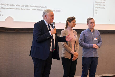 Landrat Wolfgang Spelthahn, Patricia Peill und Andreas Krischer sprechen auf der Bühne.