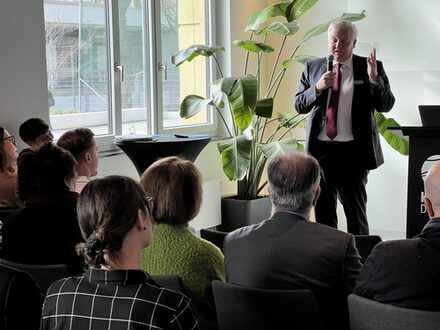 Landrat Wolfgang Spelthahn vor dem Plenum.