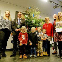 Gemeinsam mit Bürgermeister Joachim Kunth freute sich die Kita Mäusebande über den 2. Platz beim Klimaschutzpreis. Foto: Gemeinde Vettweiß