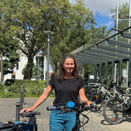 Ute Alberts macht mit bei der Aktion „Mit dem Rad zur Arbeit”. Landrat Wolfgang Spelthahn (kleines Bild, links) und der Leiter der AOK Düren, Daniel Schalckens, unterstützen die Aktion.